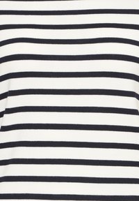 Des rayures horizontales noires et blanches espacées régulièrement sur une surface en tissu, créant un motif rayé sans couture.