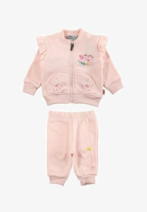 Survêtement rose pour tout-petit comprenant une veste zippée avec des manches à volants, un motif tigre brodé, et un pantalon assorti avec des accents en forme de cœur.
