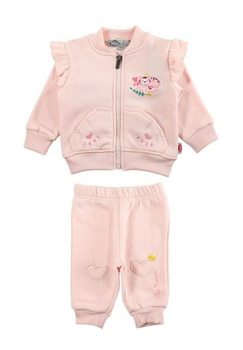 Survêtement rose pour tout-petit comprenant une veste zippée avec des manches à volants, un motif tigre brodé, et un pantalon assorti avec des accents en forme de cœur.