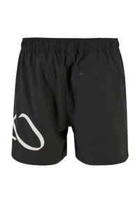  Sorte svøm shorts med elastisk talje, med en baglomme og et stort hvidt logo på venstre side. Glat stofstruktur.