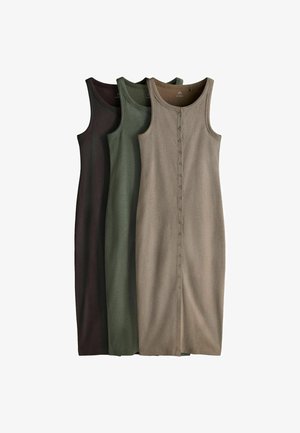Drie mouwloze, knielange gebreide jurken in bruin, olijfgroen en beige, elk met een knoopsluiting aan de voorkant.