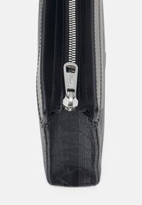 Lacoste THE BLEND - Trousse - noir gris