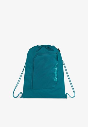 Petrolfarbener Rucksack mit Kordelzug, vorderer Reißverschlusstasche und vertikal in Hellblau gedrucktem "Satch"-Logo auf der rechten Seite.
