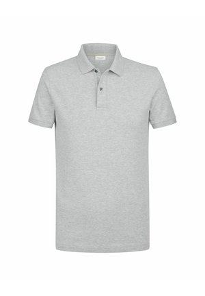 Polo gris confeccionado en una mezcla de algodón, con cuello, tapeta de tres botones y mangas cortas; textura suave con un ligero brillo.