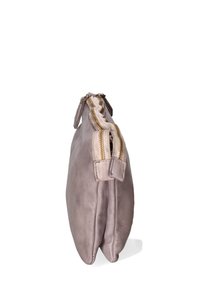 Borsa a pochette in pelle di colore viola chiaro con finitura testurizzata, chiusura a zip e hardware dorato. Presenta una forma snella e un design minimalista.