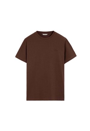 Brun kortærmet bomulds-T-shirt med rund halsudskæring, ensfarvet design og lille subtil tekst på venstre brystområde.