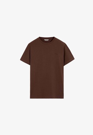 Brun kortærmet bomulds-T-shirt med rund halsudskæring, ensfarvet design og lille subtil tekst på venstre brystområde.