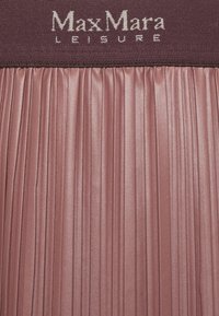 Gonna plissettata MaxMara Leisure in rosa chiaro, con un design testurizzato caratterizzato da pieghe verticali e una cintura elastica di un intenso bordeaux.