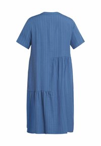 Blaues kurzes Kleid mit kurzen Ärmeln und strukturierter Oberfläche, das vertikale Streifen, einen lockeren Schnitt und einen gestuften Saum aufweist. Rückansicht.