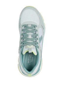 Chaussure de sport bleu clair avec une tige en maille, un design à lacets et un rembourrage moelleux. Présente des accents réfléchissants et une semelle texturée pour l'adhérence.