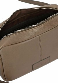 Borsa a tracolla in pelle marrone con finitura testurizzata, chiusura con zip e una singola tracolla regolabile. Interno foderato. Forma rettangolare.