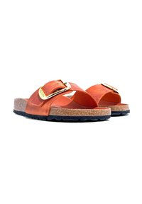 Sandali slide in suede arancione con una fibbia dorata, soletta in sughero e suola nera texturizzata. Cinghie incrociate per supporto e comfort del piede.