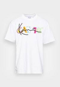 Camiseta blanca de algodón con texto colorido y un diseño gráfico con diferentes tipografías. El texto dice "¿PODE?" con un signo de interrogación.