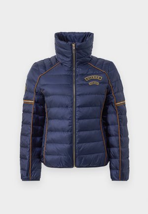 Marineblaue Daunenjacke mit hohem Kragen, Reißverschluss, orangefarbenen Akzenten und Logo auf der Brust. Die gesteppten Details verbessern die Isolierung und den Stil.