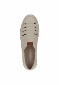 Lichtbeige instap-schoen met geperforeerde details en elastische banden. Beschikt over een ronde neus en een gegrofde rubberen zool.