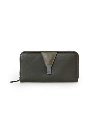 Portafoglio in pelle verde con superficie texturizzata, caratterizzato da un accento olivastro liscio sulla parte anteriore e una chiusura con zip. Includi un dettaglio di hardware chiave.