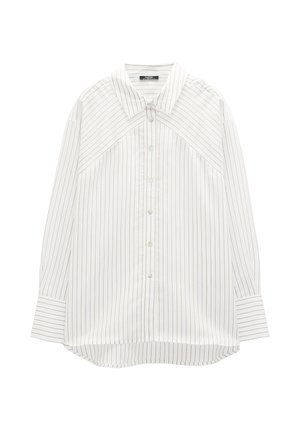 Biała koszula na długi rękaw zapinana na guziki, z cienkimi pionowymi brązowymi paskami i kołnierzykiem, z ukośnymi paskami na klatce piersiowej.