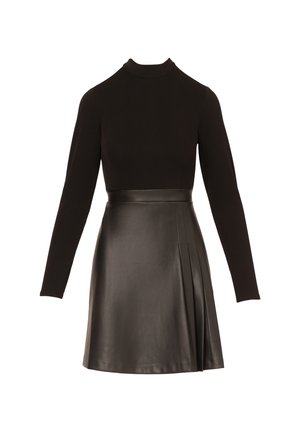 Abito nero a maniche lunghe con collo alto e gonna a forma A in ecopelle con discrete plissettature su un lato.