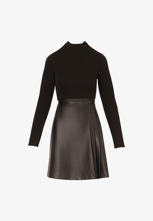 Abito nero a maniche lunghe con collo alto e gonna a forma A in ecopelle con discrete plissettature su un lato.
