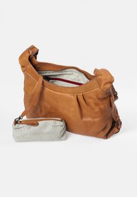 Bruine leren handtas met geplooid ontwerp, ritssluiting en verstelbare schouderband. Inclusief een klein gestreept accessoire onderwerp.