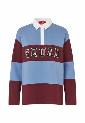 Rugby tričko s dlhými rukávmi, bielym golierom, horizontálnymi pruhmi v maroonovej a modrej farbe a nápisom „SQUAD“ cez hrudník v tučných písmenách.