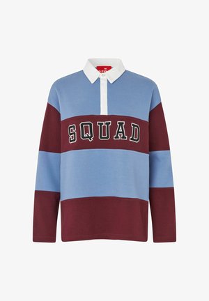 Rugbio marškinėliai ilgomis rankovėmis su baltu apykakle, horizontaliomis bordo ir mėlynomis juostelėmis bei didelėmis raidėmis ant krūtinės užrašytu žodžiu „SQUAD“.