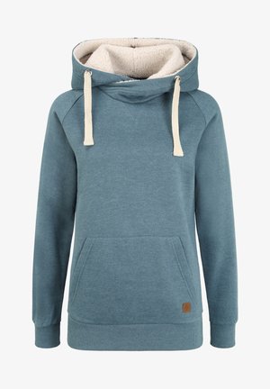 Blå hoodie med fleecefoder, slapp krage, dragsnören och ficka fram; har ribbade murar och ett litet logopatch vid fållen.