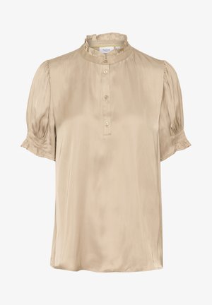 Beige selyem blúz magas fodros gallérral, rövid plissézott ujjakkal és elöl gombos záródással. Simaság jellemzi, laza illeszkedésű.