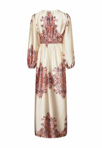 Plná krémová šaty s vzorom ružových a oranžových kvetinových motívov, majú nafúknuté rukávy a smockovanú priehľadnú časť pre zvýraznenie textúry.