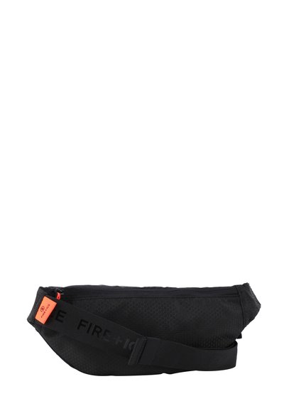 Marsupio nero in tessuto texturizzato esagonale, chiusura con zip, cinturino regolabile e etichetta arancione del marchio. Design semplice con finitura opaca.