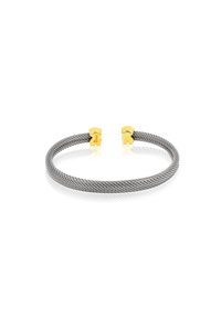 Pulsera de malla plateada con extremos de acento en color dorado, que presenta una forma hexagonal y un detalle de logo grabado. Textura lisa y flexible.