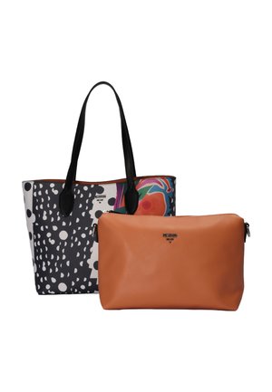 Due borse con loghi di marca visibili: una tote nera e bianca con motivo floreale, una pochette marrone semplice con zip davanti.