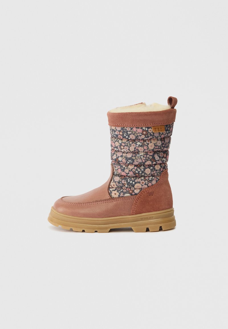 Botas de inverno para criança até a metade da panturrilha, com parte inferior em couro castanho, parte superior em tecido acolchoado com padrão floral, sola de borracha em tom areia e forro em lã visível na parte superior.
