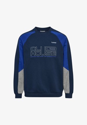 Marineblauwe sweater met blauwe en grijze accenten. Heeft een ronde hals, geribbelde manchetten en een grote grafische tekstprint aan de voorkant.