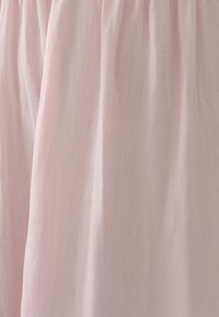 Unselected, pale pink