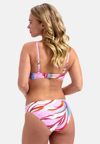 Set di bikini multicolore con un motivo floreale su sfondo rosa. Spalline regolabili e chiusura a gancio sul retro.