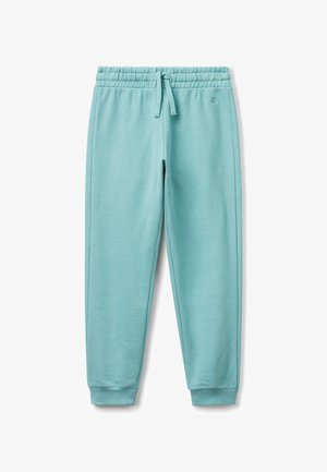 Lichtblauwe joggingbroek met elastische tailleband, trekkoord, zijzakken en geribde boorden bij de enkels op een witte achtergrond.