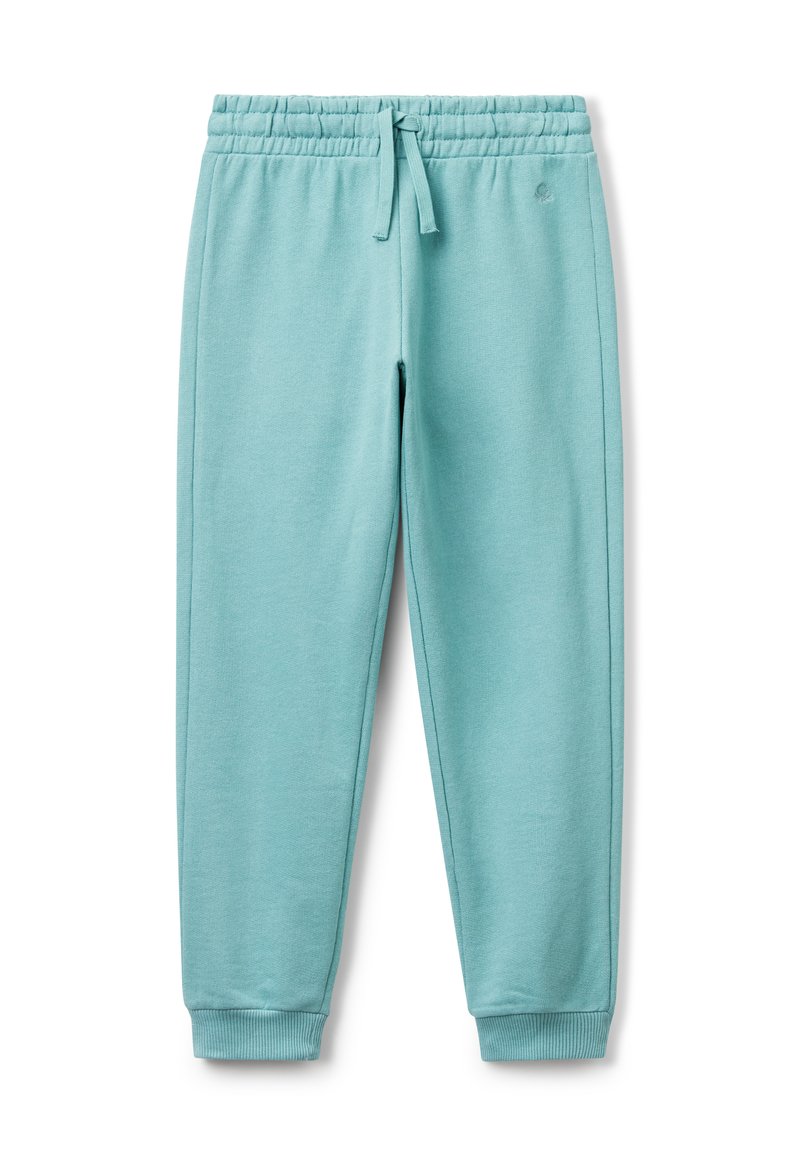 Světle modré jogger kalhoty s elastickým pasem, šňůrkou, bočními kapsami a žebrovanými manžetami na kotnících na bílém pozadí.