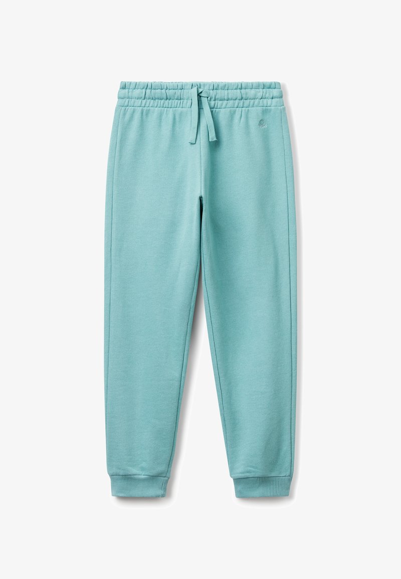 Světle modré jogger kalhoty s elastickým pasem, šňůrkou, bočními kapsami a žebrovanými manžetami na kotnících na bílém pozadí.