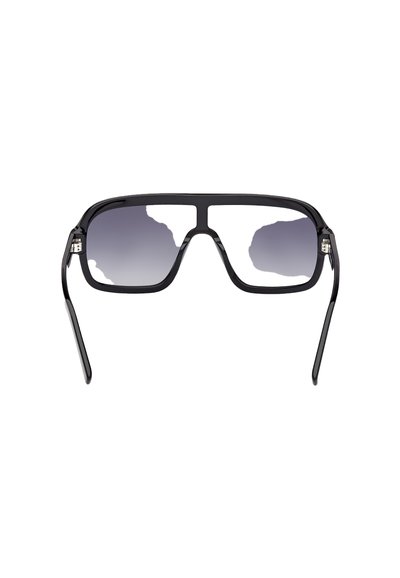 Czarne prostokątne okulary przeciwsłoneczne z grubymi oprawkami i gradientowymi szarymi soczewkami, widziane z przodu na białym tle.