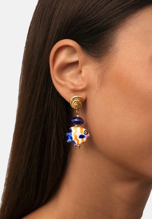 Pendientes en forma de pez coloridos que presentan un Stud en espiral dorado, acentos de cuentas de vidrio y patrones vibrantes en azul, naranja y rosa.