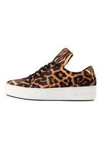 Sneaker con stampa leopardata, texture in suede, lacci neri e suola bianca. Presentano una punta arrotondata e un design a taglio basso. Logo impresso sul tallone.