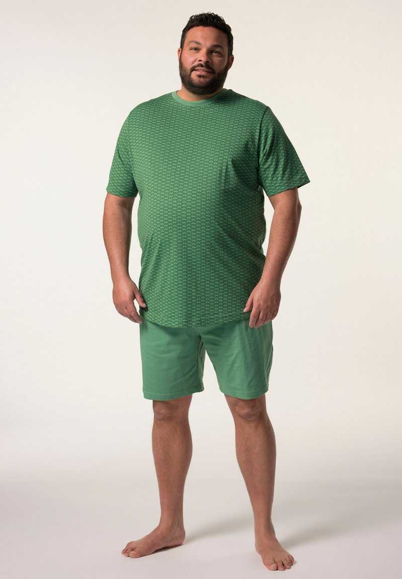 Grünes Kurzarmhemd mit strukturiertem Muster und passenden grünen Shorts. Beide Teile bestehen aus weichem Stoff und haben eine lockere Passform.