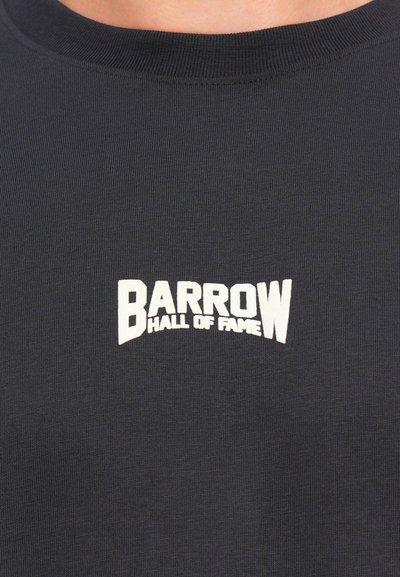Camiseta de manga corta negra de material acanalado con texto blanco "BARROW HALL OF FAME" estampado en el pecho. Cuello redondo.