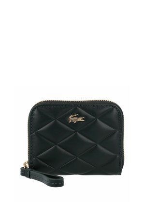 Cartera negra acolchada de cuero con cremallera, logotipo dorado de cocodrilo y correa para la muñeca sobre fondo blanco.