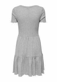 Grå kortärmad klänning gjord av mjuk bomull, med ribbad textur och en utsvängd kjol med volangkant. Bakifrån.