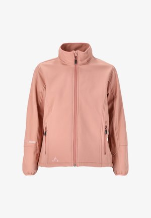 Veste softshell rose clair avec un col haut, une fermeture éclair avant et deux poches latérales. Présente un logo sur la manche et une texture lisse.
