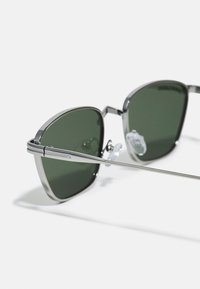 Urban Classics SUNGLASSES KALYMNOS WITH CHAIN UNISEX - Ochelari de soare - silver-coloured/green