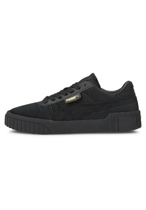 Baskets basses Puma en daim noir avec lacets assortis, semelle texturée et petite plaque métallique avec le logo Puma sur le panneau latéral.