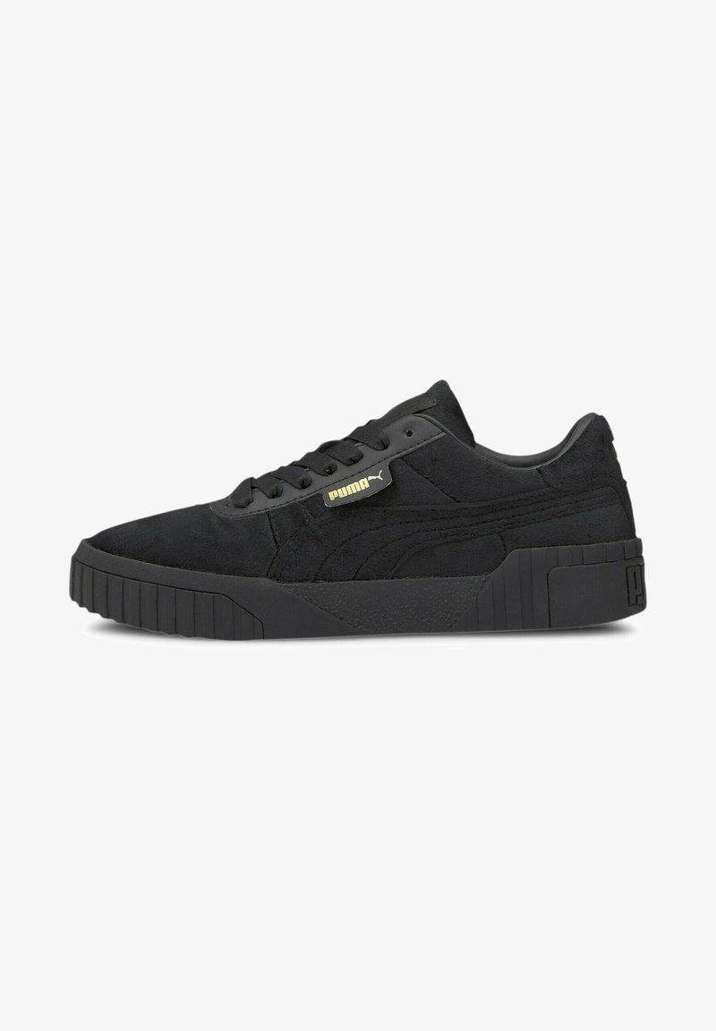 Baskets basses Puma en daim noir avec lacets assortis, semelle texturée et petite plaque métallique avec le logo Puma sur le panneau latéral.
